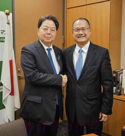 中国足球协会主席蔡振华会见华侨企业家蔡冠深